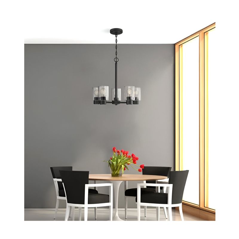 Luminaria colgante Sylvestre 5L E27 60W negro Westinghouse, instalada sobre una mesa de comedor con sillas negras