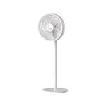 Abanico de pedestal recargable 16 pulgadas 5 aspas 17 W 100-240 V Fan Breeze, vista frontal completa en color blanco