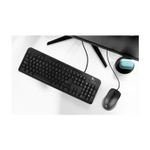 Dúo de mouse y teclado multimedia XTK-301S Xtech en idioma español, ambos de color negro sobre un escritorio blanco