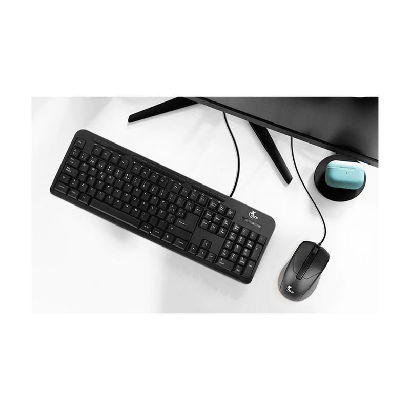 Dúo de mouse y teclado multimedia XTK-301S Xtech en idioma español, ambos de color negro sobre un escritorio blanco