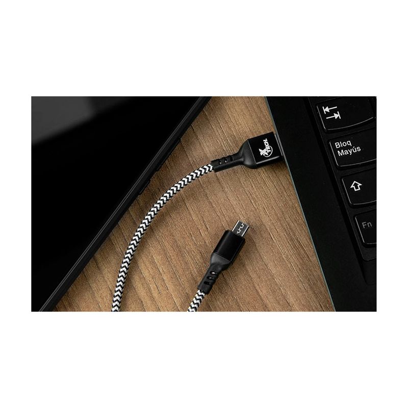 Cable trenzado con conector Tipo C macho a USB 2.0 A macho Xtech de 1.8 m, detalle de los conectores y tejido blanco y negro
