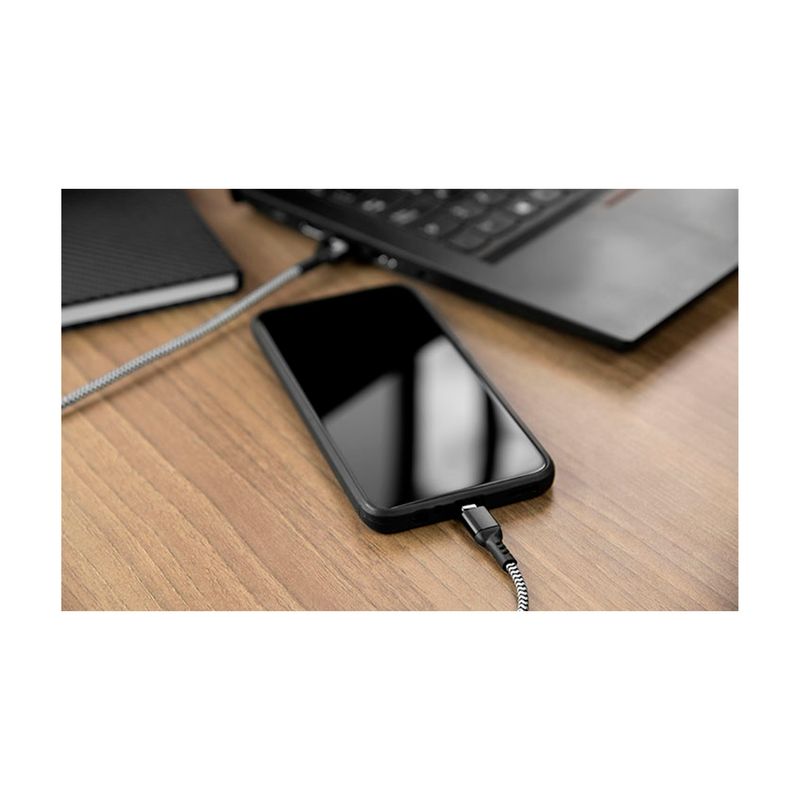 Cable trenzado con conector Tipo C macho a USB 2.0 A macho de 1.8 m Xtech, conectando un celular a una laptop