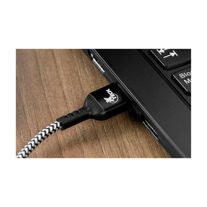 Cable trenzado con conector Tipo C macho a USB 2.0 A macho de 1.8 m Xtech, primer plano del conector USB-C insertado en