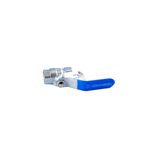 Válvula de bola 1/4 vuelta Genebre de 1/2 pulgada cromado, vista lateral con palanca de apertura azul y etiqueta blanca