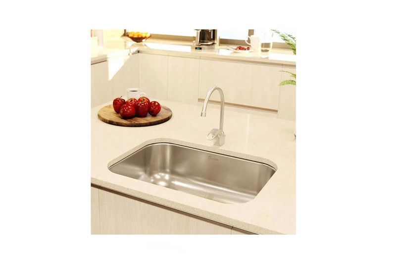 Pantry 1 tina 43x55x16.5 cm sin escurridor submontar Socoda, instalado en cocina con grifo y frutas sobre madera