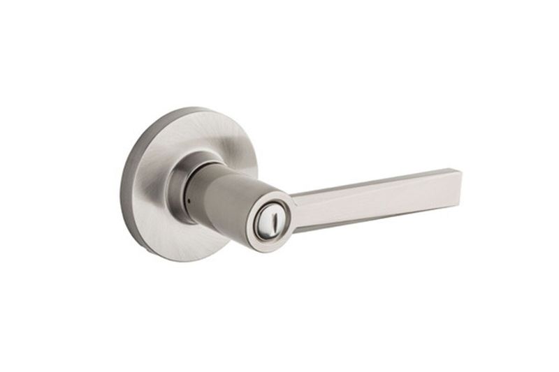 Cerradura manecilla de baño Westley satín níquel Kwikset, vista lateral de la manija y el rosetón circular