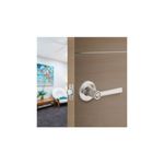 Cerradura manecilla baño Westley satín níquel Kwik, instalada en puerta de madera color café con manija extendida