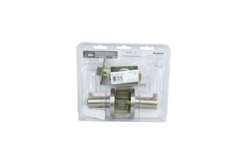 Cerradura manecilla de baño Westley satín níquel Kwikset, vista frontal del mecanismo interno en su empaque plástico