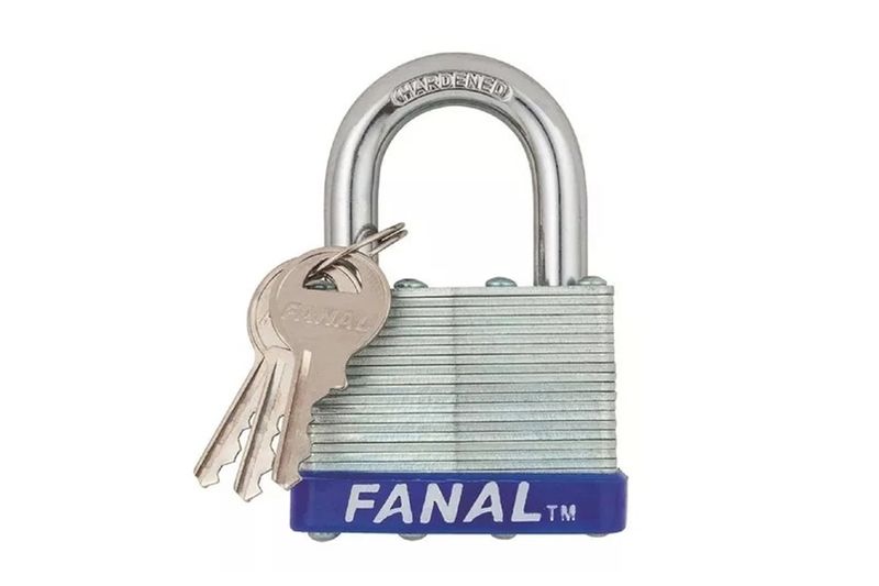 Candado acero laminado 40 mm cuello corto Fanal, primer plano frontal con tres llaves insertadas en el arco