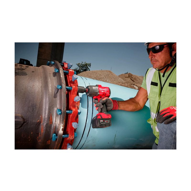 Kit de llave de impacto inalámbrica M18 Milwaukee de 1/2 pulgada, siendo utilizada por un operario en una tubería industrial