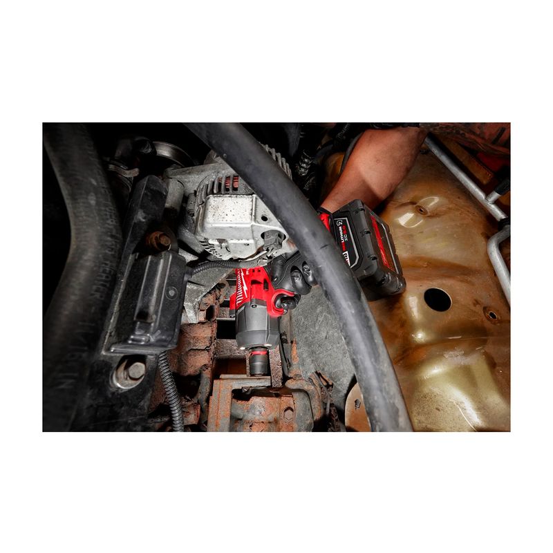 Kit de llave de impacto inalámbrica M18 Milwaukee de 1/2 pulgada, siendo utilizada en el motor de un vehículo