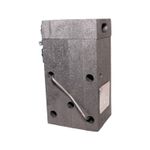 Molde de grafito GC 5/8-2/0A (M-548) Artmark, vista lateral del bloque gris con perforaciones y un alambre metálico