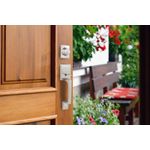 Cerradura pichel Liverpool llave/llave satín cromo Yale, instalada en puerta de madera con vista al exterior