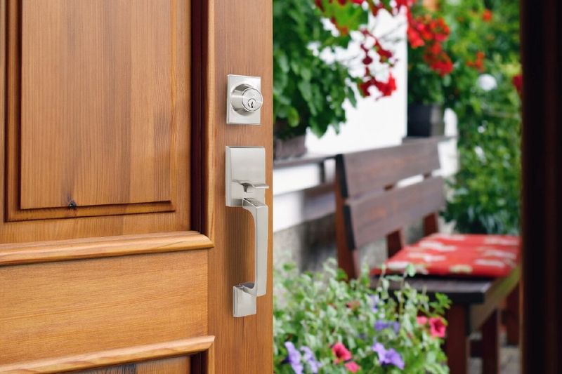 Cerradura pichel Liverpool llave/llave satín cromo Yale, instalada en puerta de madera con vista al exterior