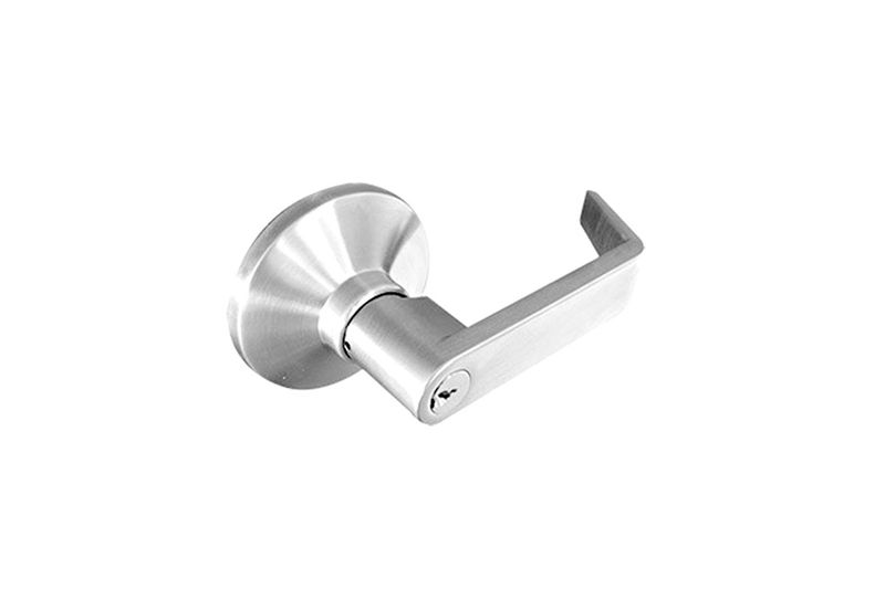Cerradura manecilla para barra antipánico Yale, vista lateral de la manija metálica satinada con cilindro de llave