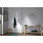 Azulejo 20 x 30 Andes Plus blanco brillante Porcelanite, aplicado en paredes de un baño con mueble y toallas verdes