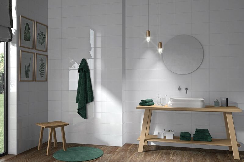 Azulejo 20 x 30 Andes Plus blanco brillante Porcelanite, aplicado en paredes de un baño con mueble y toallas verdes
