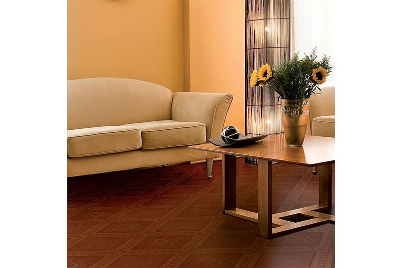 Baldosa 33 x 33 madera Ceilán geométrico semibrillo Lamosa, instalada en piso de sala con sofá y mesa lateral
