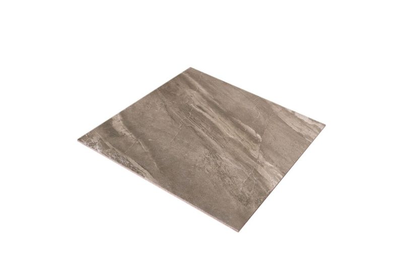 Baldosa Salónica 55 x 55 gris oscuro mármol Lamosa, vista aérea en ángulo con vetas naturales y acabado mate