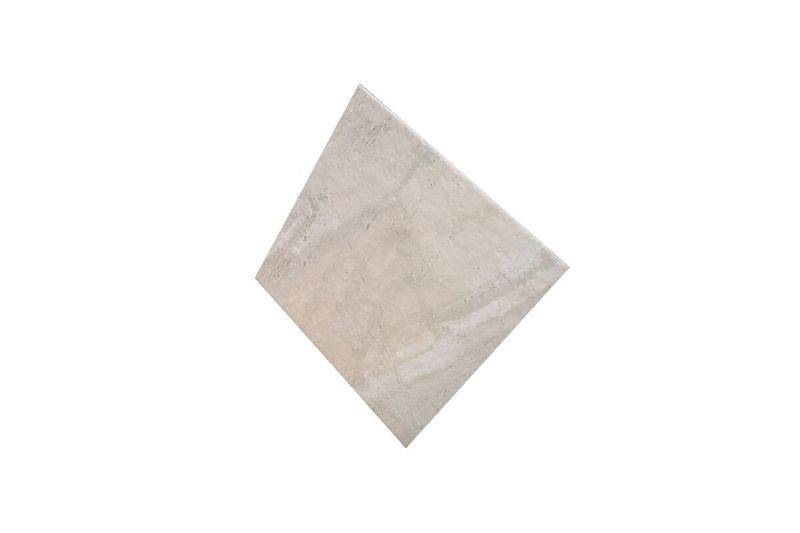 Baldosa Salonica 55x55 hueso mármol PEI4 Lamosa, pieza única girada en diagonal sobre fondo blanco