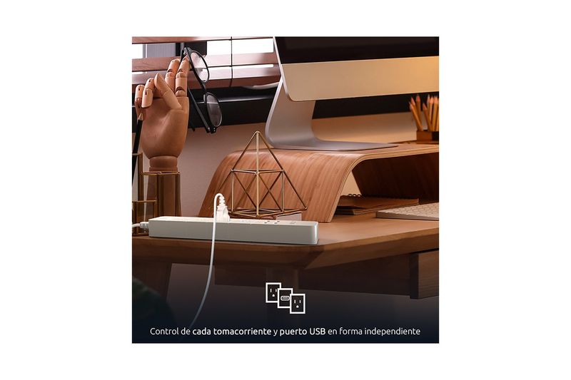 Regleta smart 4 puertos + 4 USB blanca Nexxt, en un escritorio con monitor y texto sobre el control independiente