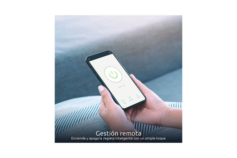 Regleta smart 4 puertos + 4 USB blanca Nexxt, mano sosteniendo un teléfono con la aplicación de control remoto abierta