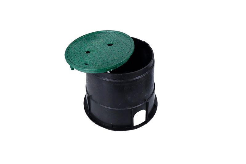 Caja de registro redonda 10 pulgadas con tapa verde para red de tierra Sinsa, vista abierta con tapa apoyada sobre el