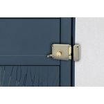 Cerradura parche 50 mm Toledo metal/madera cilindro suelto derecha, instalada en puerta azul con el pestillo extendido