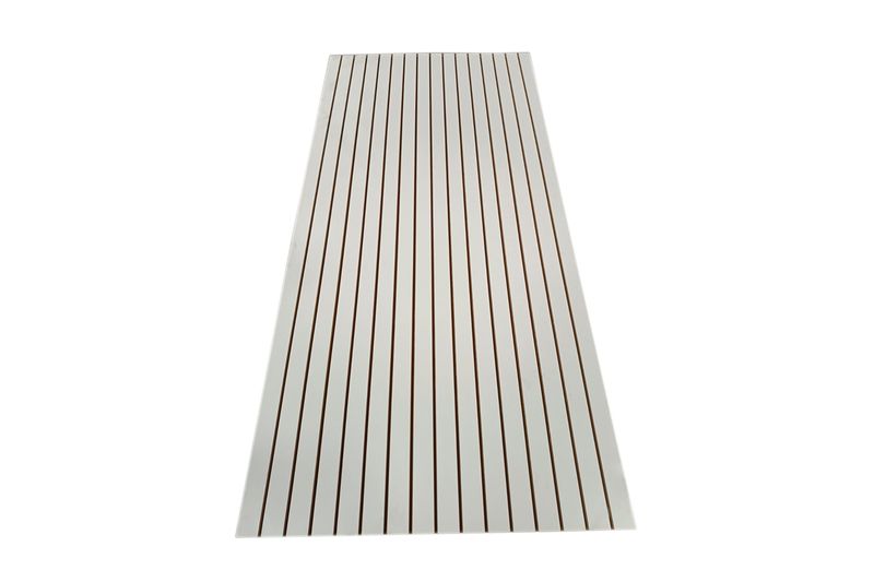 Lámina ranurada blanca 4 x 8 x 18 mm Arauco, vista frontal completa de la superficie con ranuras verticales paralelas