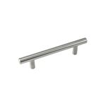 Haladera de barra de 5 piezas Laurey de acero 96 mm, vista diagonal del tirador en acabado plateado satinado