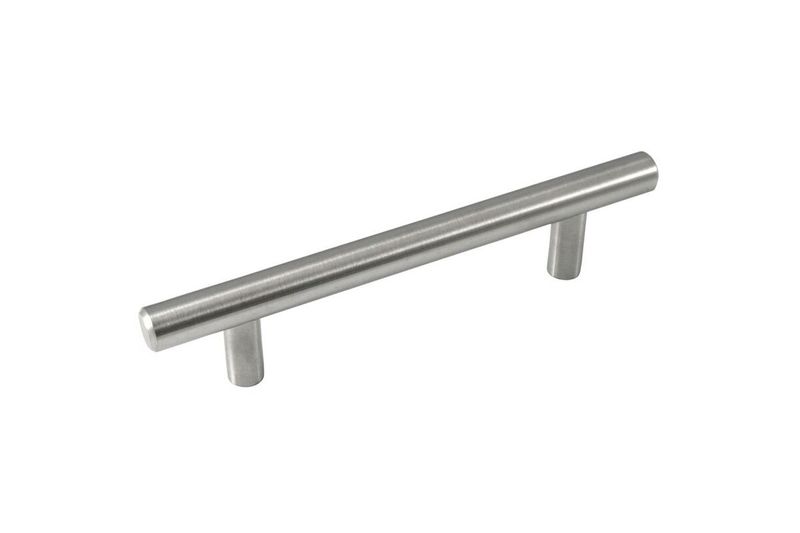 Haladera de barra de 5 piezas Laurey de acero 96 mm, vista diagonal del tirador en acabado plateado satinado