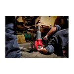 Kit llave de impacto inalámbrica 1 pulgada M18 Fuel Milwaukee, en uso desajustando una pieza mecánica bajo un vehículo