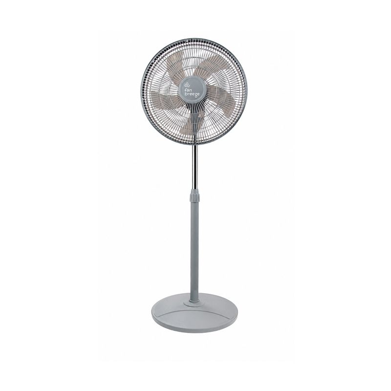Abanico de pedestal 18 pulgadas 5 aspas 3 velocidades 60 W 110 V gris Fan Breeze, vista frontal completa sobre fondo blanco