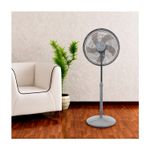 Abanico de pedestal 18 pulgadas 5 aspas 3 velocidades 60 W 110 V gris Fan Breeze, ubicado en sala junto a un sillón blanco