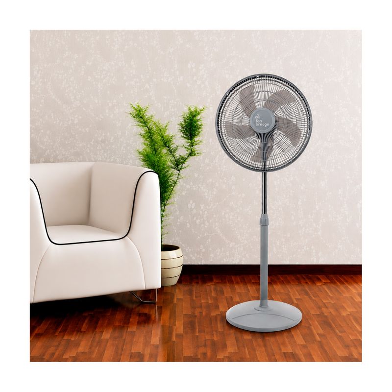 Abanico de pedestal 18 pulgadas 5 aspas 3 velocidades 60 W 110 V gris Fan Breeze, ubicado en sala junto a un sillón blanco