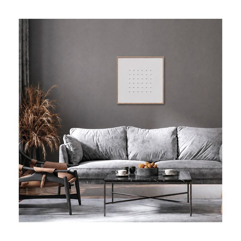 Cuadro con marco decorativo 80 x 4.5 x 80 cm Concepts, colgado en pared gris sobre un sofá y mesa de centro