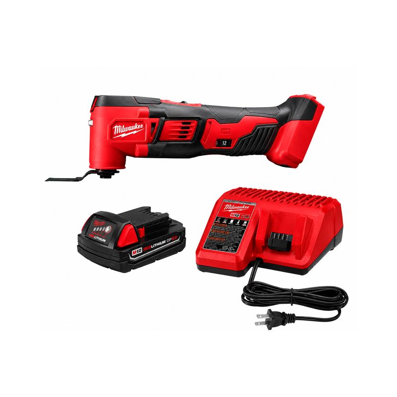 Herramienta multifunción inalámbrica M18 Milwaukee, kit que incluye equipo, batería y cargador sobre fondo blanco