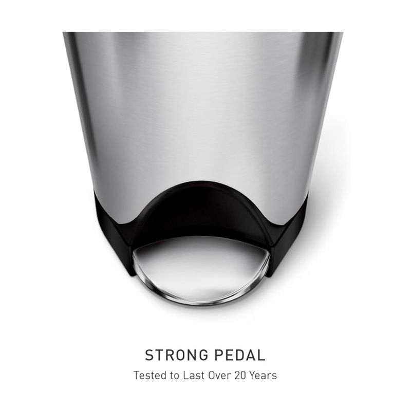 Basurero de 18 L de acero inoxidable Simplehuman, primer plano del pedal negro y la base del bote