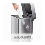 Basurero rectangular 45 L de acero inoxidable Simplehuman, detalle de la mano insertando una bolsa de basura