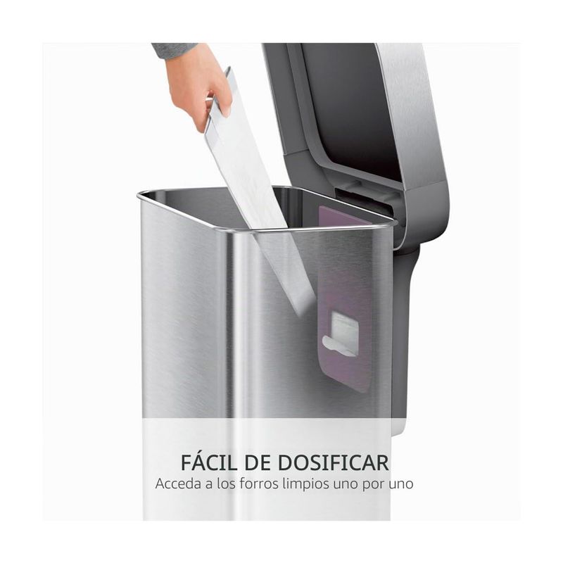 Basurero rectangular 45 L de acero inoxidable Simplehuman, detalle de la mano insertando una bolsa de basura