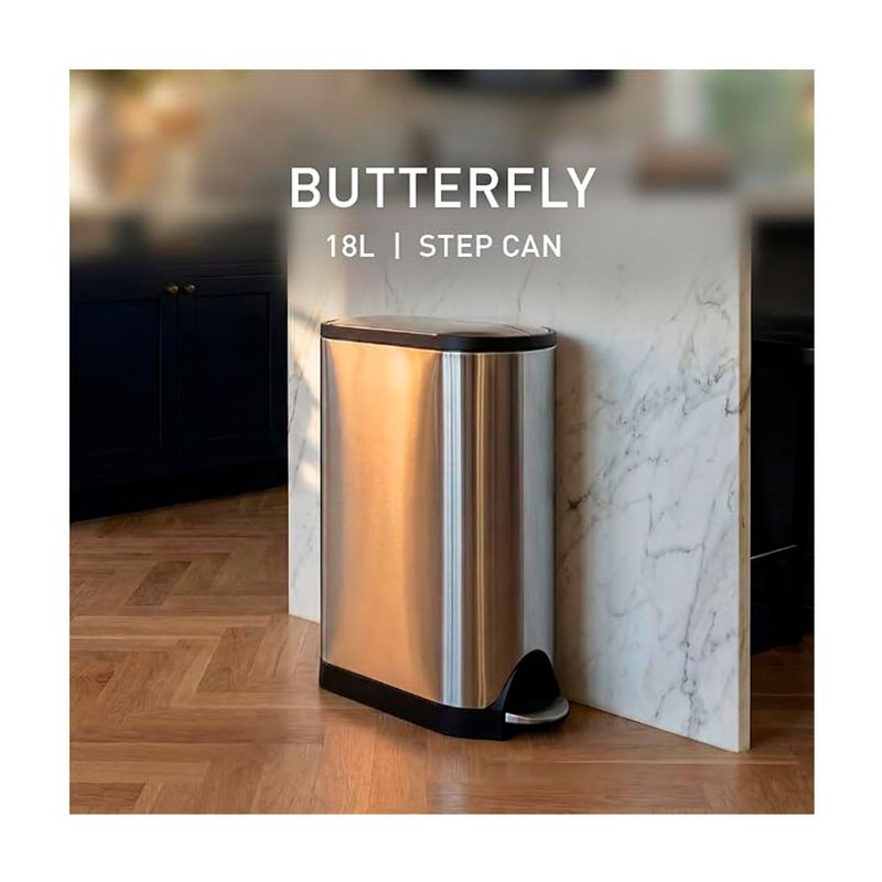 Basurero de 18 L de acero inoxidable Simplehuman, ubicado en una cocina junto a una pared de mármol y piso de madera