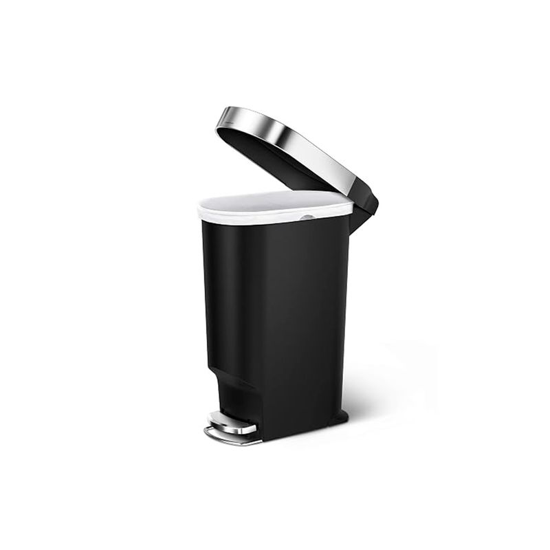 Basurero 40 L plástico negro Simplehuman, vista lateral con la tapa abierta y el pedal desplegado