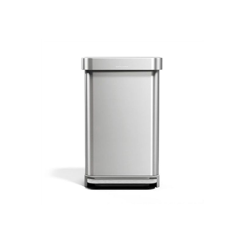 Basurero rectangular de 45 L acero inox Simplehuman, vista frontal del bote con tapa plana y pedal inferior