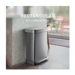 Basurero rectangular de 45 L acero inox Simplehuman, ubicado en interior junto a mueble de mármol blanco