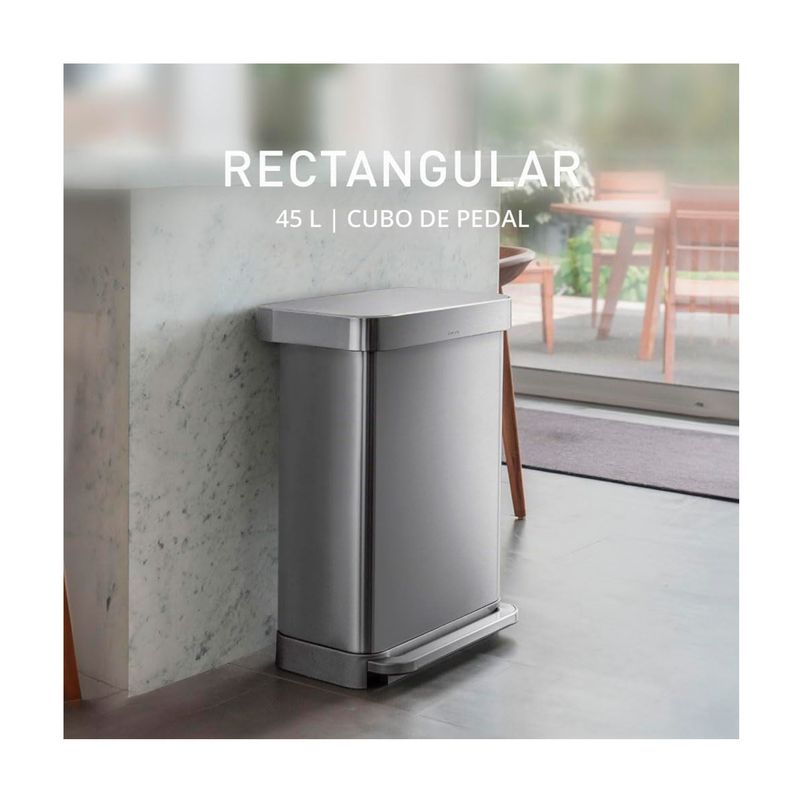 Basurero rectangular de 45 L acero inox Simplehuman, ubicado en interior junto a mueble de mármol blanco