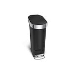 Basurero 40 L plástico negro Simplehuman, vista frontal en ángulo con pedal cromado y tapa negra