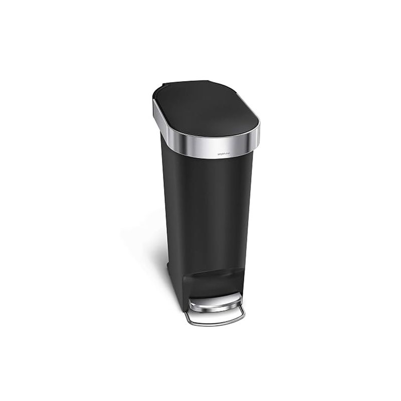 Basurero 40 L plástico negro Simplehuman, vista frontal en ángulo con pedal cromado y tapa negra