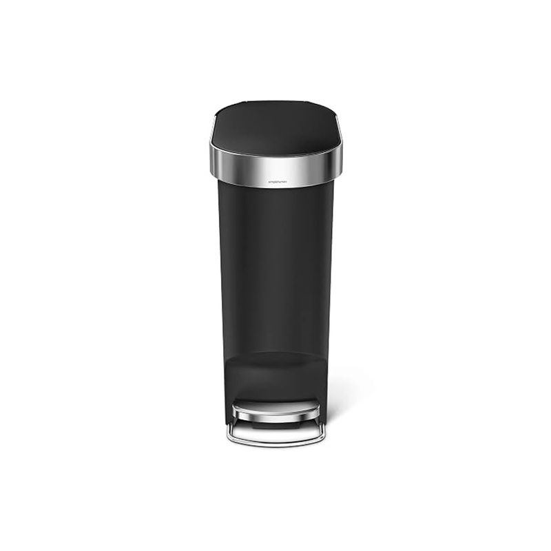 Basurero 40 L plástico negro Simplehuman, vista frontal completa del bote con pedal cromado