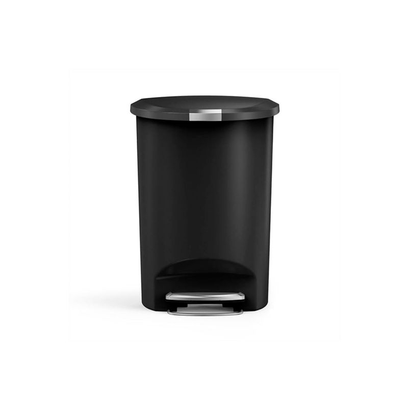 Basurero media luna 50 L plástico negro Simplehuman, vista frontal del bote con pedal y detalle plateado en la tapa