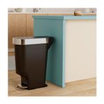 Basurero 40 L plástico negro Simplehuman, ubicado junto a un mueble de cocina color celeste
